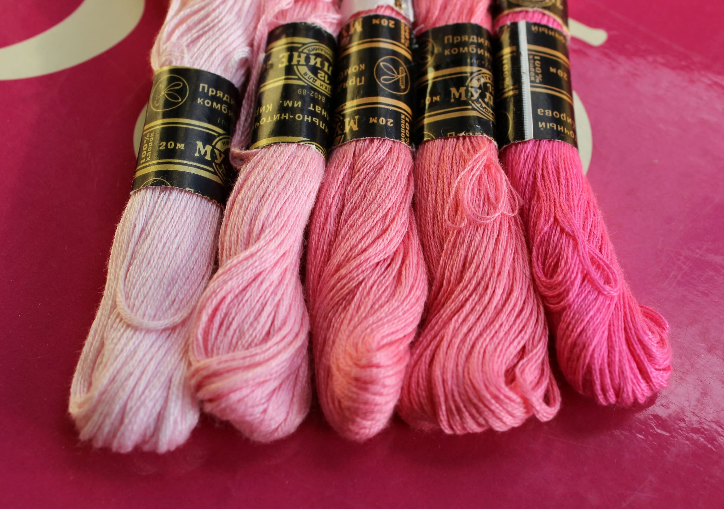 Meadas de linha de bordar em tons de rosa