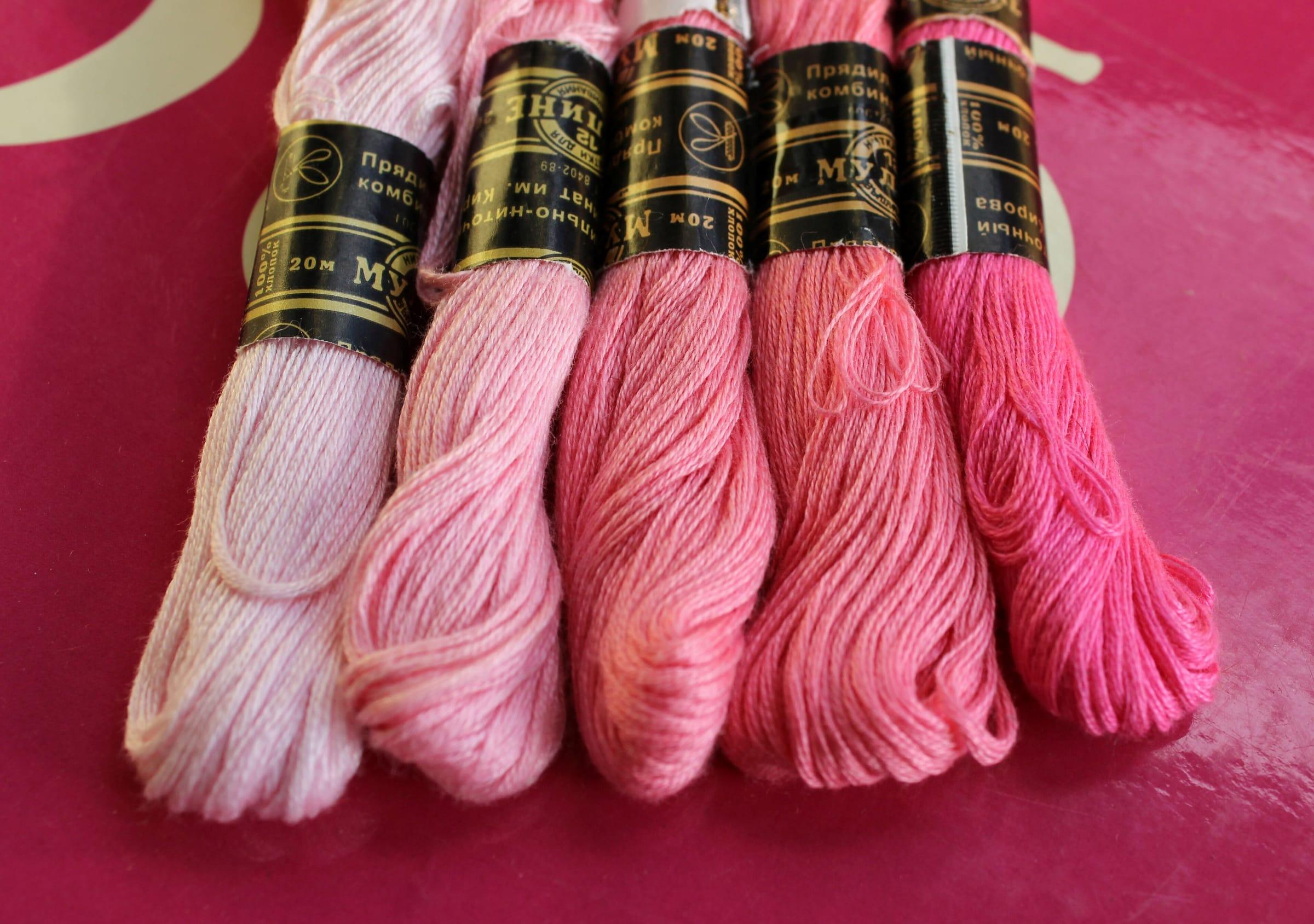 Meadas de linha de bordar em tons de rosa