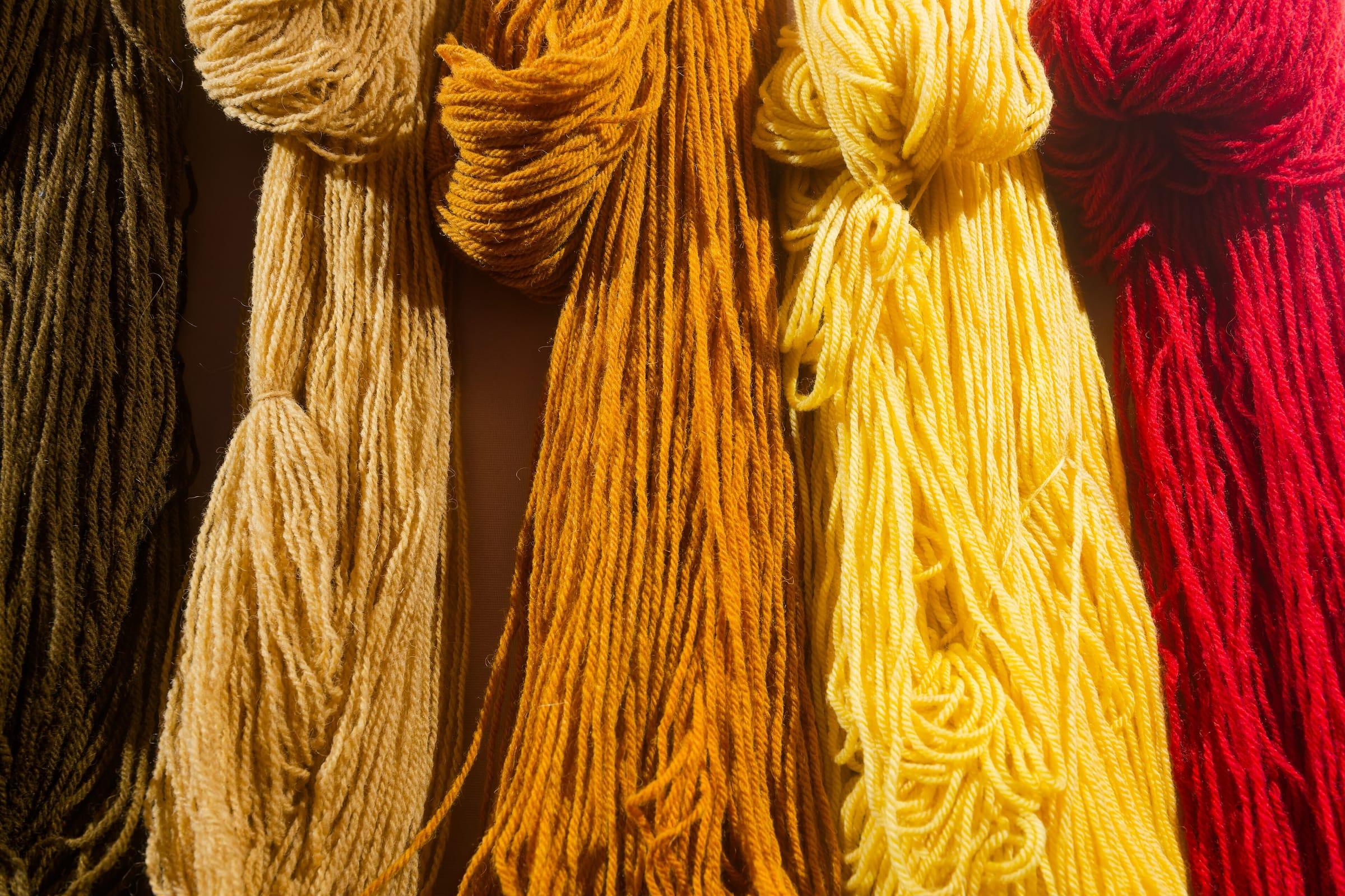 Meadas de lã tingidas em tons de ocre e amarelo