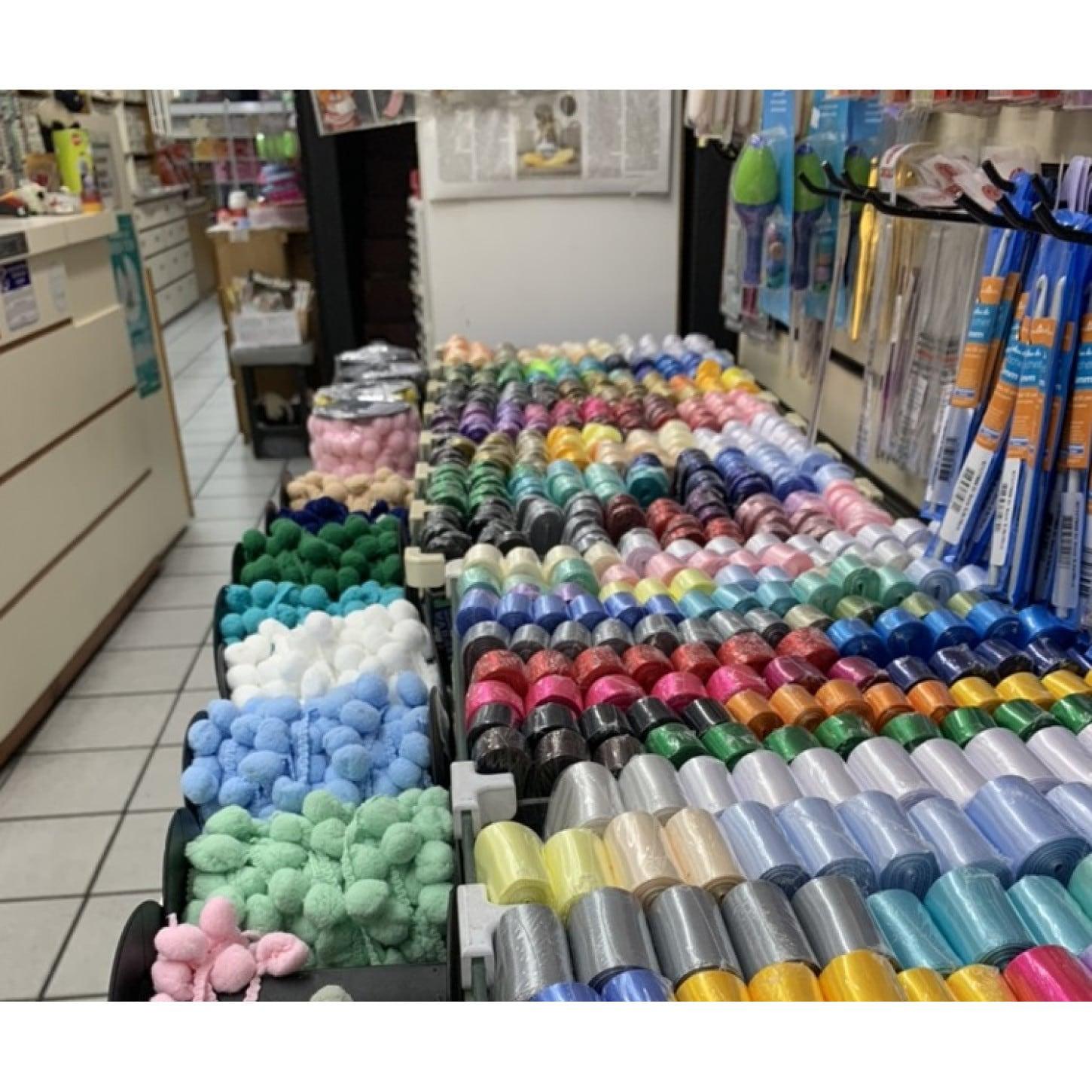 Rolos de fitas coloridas organizados na loja