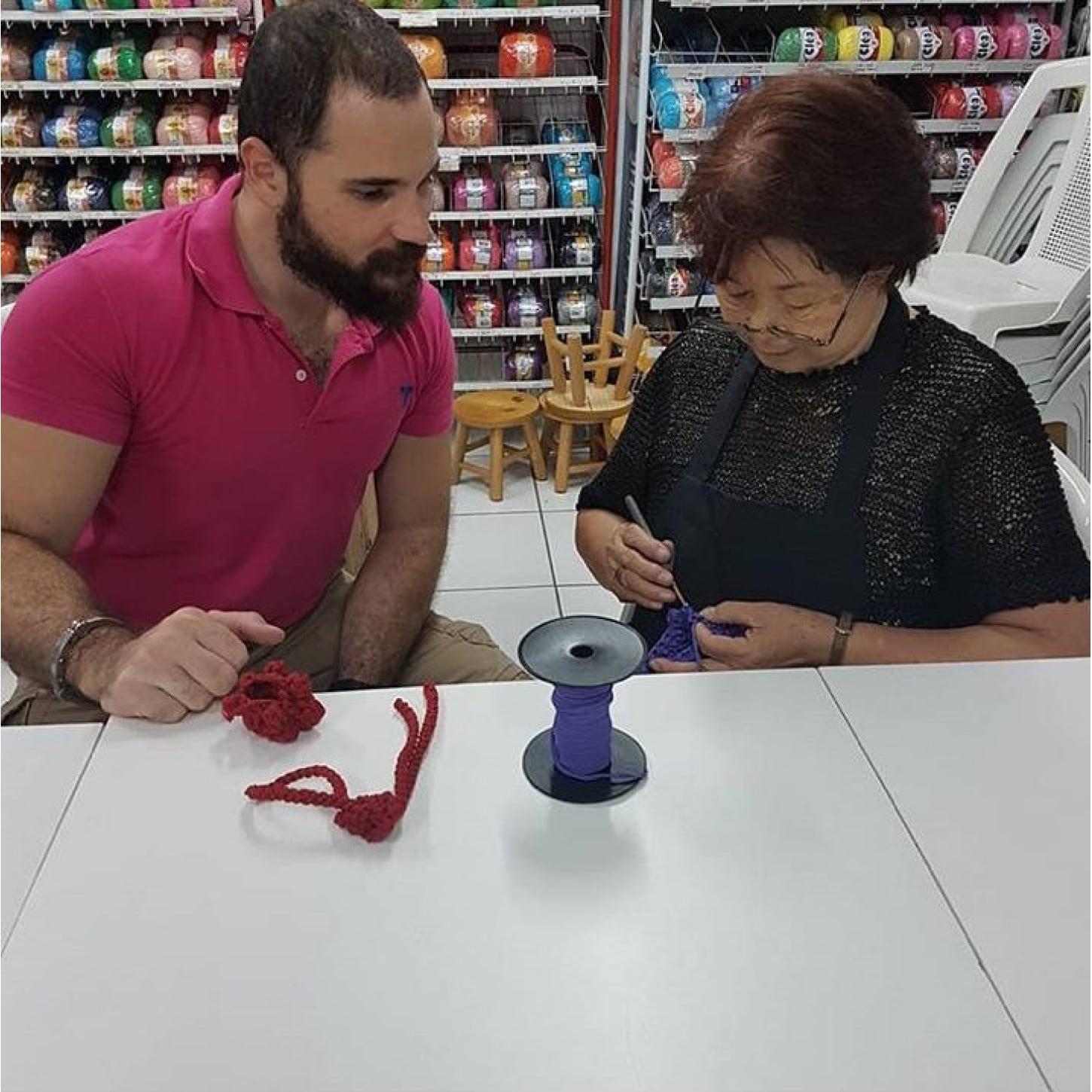 D. Janete, fundadora da Cia do Tricô, com o professor Thiago Rezende
